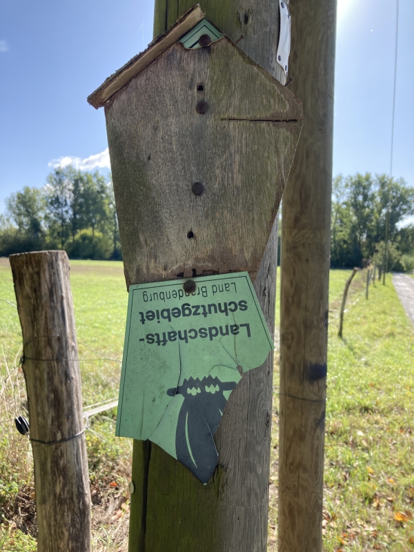Ein defektes Schild in einem Landschaftsschutzgebiet
